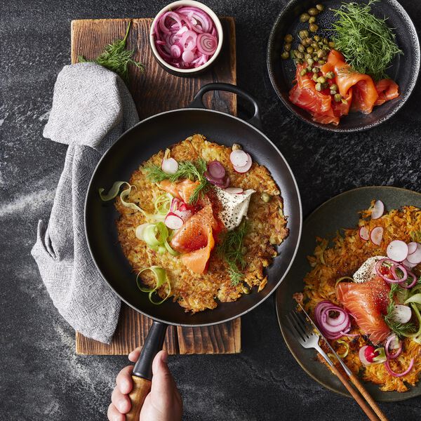 Signature st&oslash;bejern stegepande med tr&aelig;h&aring;ndtag &Oslash; 28 cm, matte black, Le Creuset