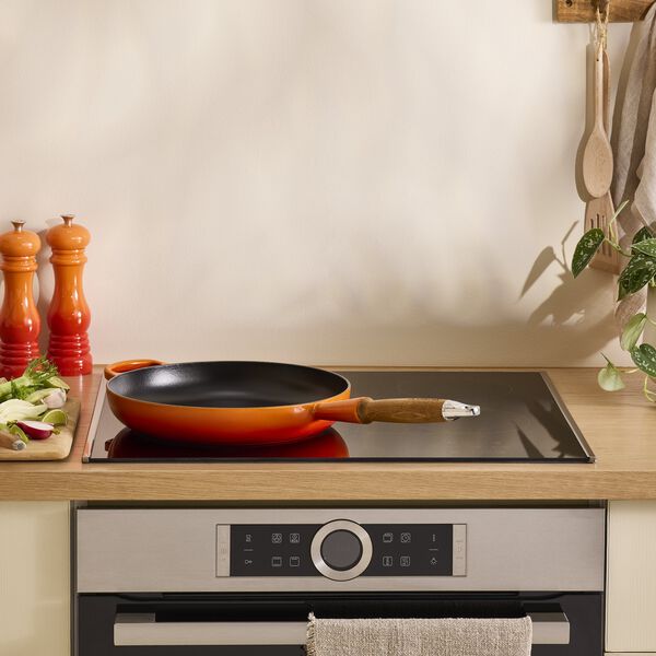 Signature st&oslash;bejern stegepande med tr&aelig;h&aring;ndtag &Oslash; 28 cm, volcanic, Le Creuset