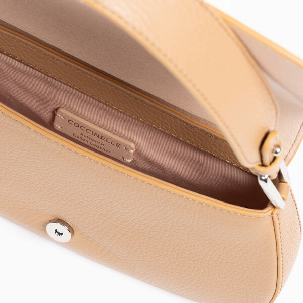 Myrtha Maxi Log Mini Bag, noir Myrtha Maxi Log Mini Bag, noir, Coccinelle