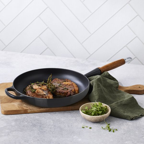 Signature st&oslash;bejern stegepande med tr&aelig;h&aring;ndtag &Oslash; 28 cm, matte black, Le Creuset