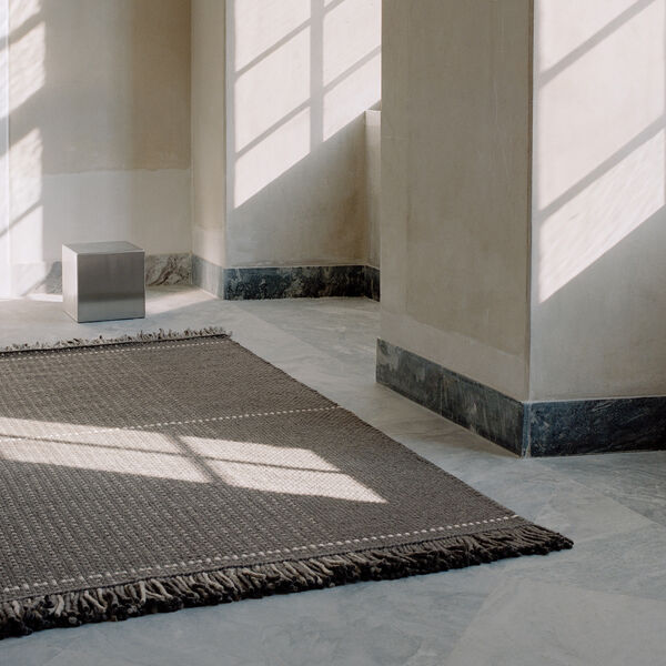 Awakened Mind gulvtæppe, charcoal, Linie Design