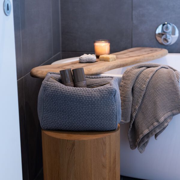 Strikket Toilettaske Petra, med grey melange, By LOHN