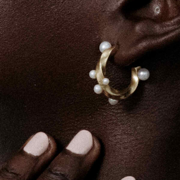 VENUS SERENADE ØRERINGE, forgyldt/hvid VENUS SERENADE ØRERINGE, forgyldt/hvid, House of Vincent