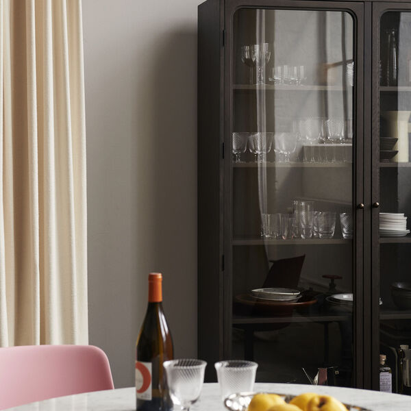 Trace SC88 vitrineskab, dark stained oak, &Tradition