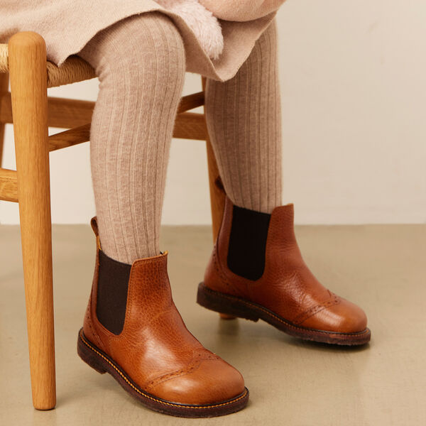 Chelsea støvle med brogue hulmønster, medium brown Chelsea støvle med brogue hulmønster, medium brown, ANGULUS