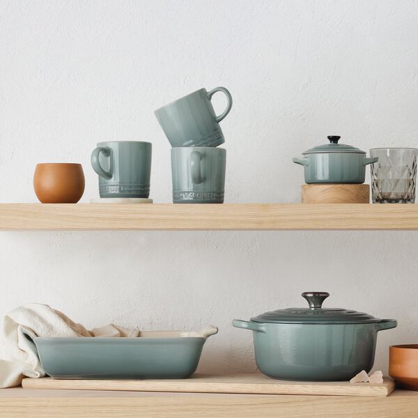 Signature st&oslash;bejern stegepande med tr&aelig;h&aring;ndtag &Oslash; 28 cm, sea salt, Le Creuset