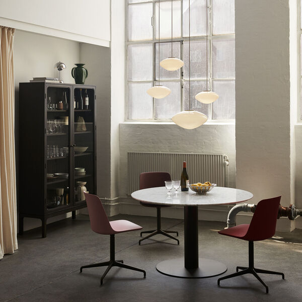 Trace SC88 vitrineskab, dark stained oak, &Tradition